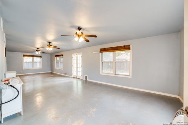 Empty room, Interior