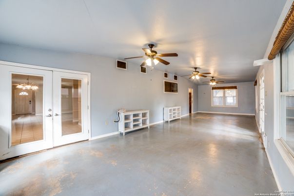 Empty room, Interior