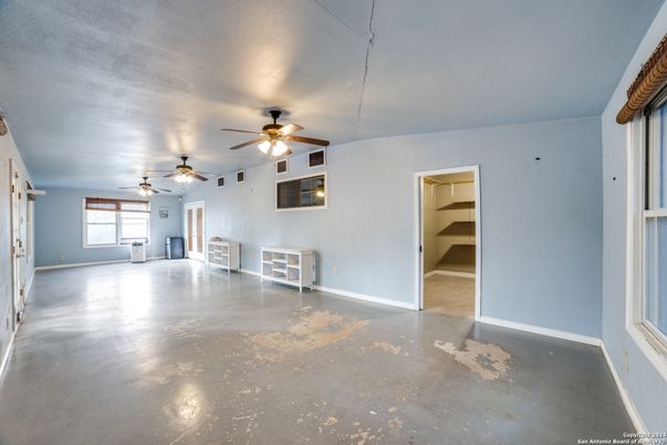 Empty room, Interior
