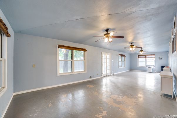 Empty room, Interior