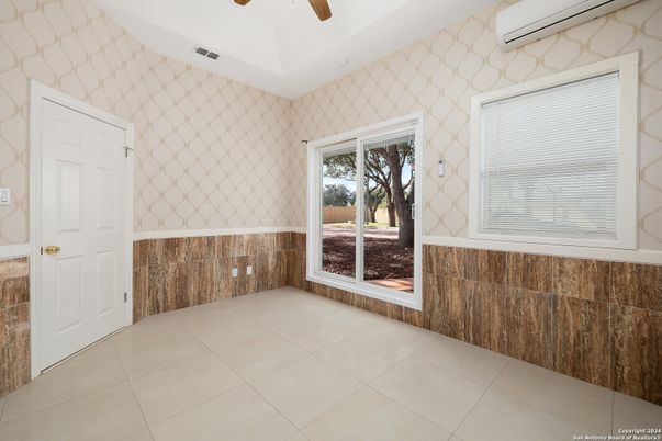 Empty room, Interior