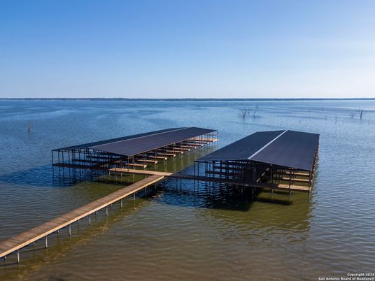 Exterior, Lake