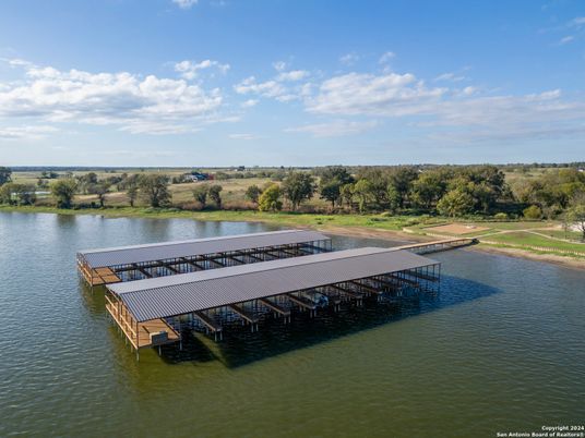 Exterior, Lake