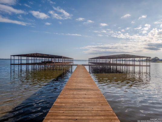 Exterior, Lake