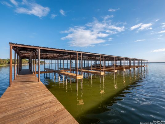 Exterior, Lake
