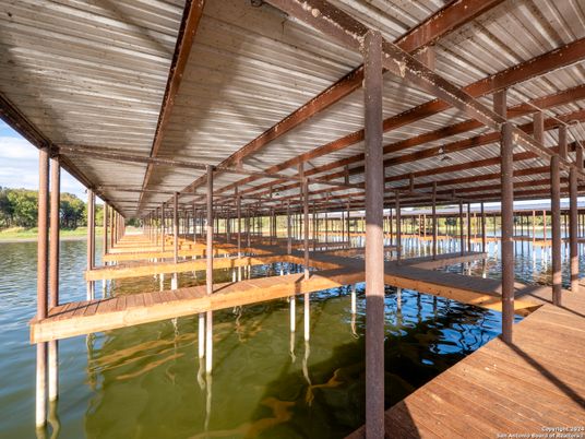 Exterior, Lake