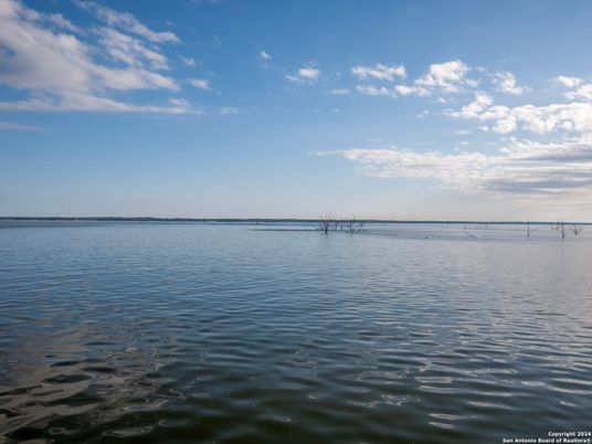 Exterior, Lake