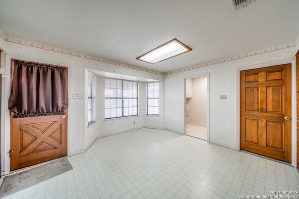 Empty room, Interior
