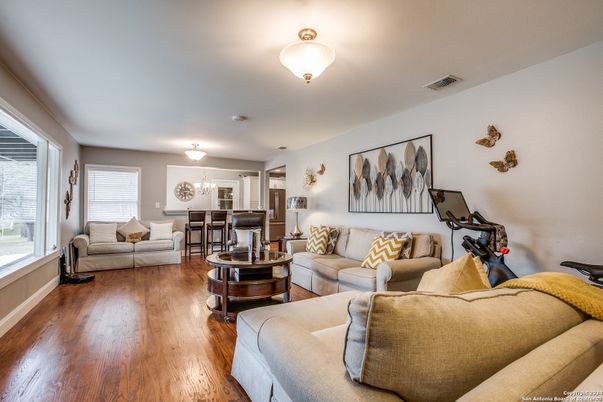 Chandelier, Dining room, Fitness Equipment, Interior, Living room, Wood Texture Flooring