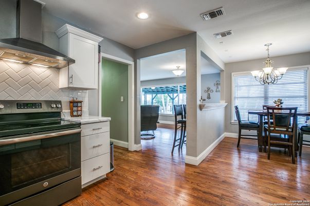 Chandelier, Dining room, Interior, Kitchen, Recessed Lighting, Wood Texture Flooring