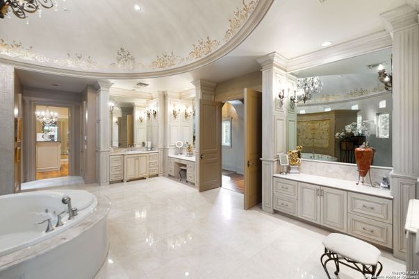 Bathroom, Dual Sink Vanities, Interior, Recessed Lighting