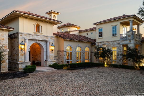 Exterior, Facade, Mediterranean