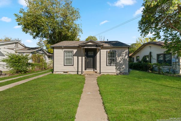 Exterior, Facade, Ranch