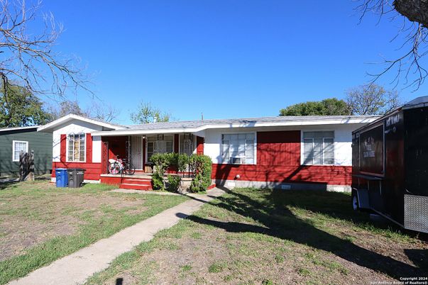 Backyard, Exterior, Facade, Ranch