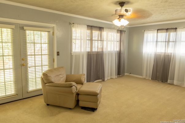 Empty room, Interior