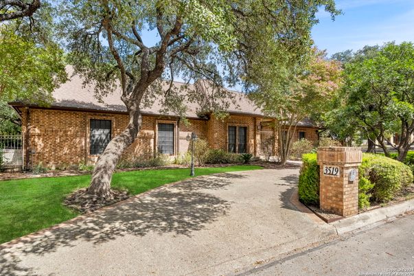 Exterior, Facade, Brick Facade, Ranch