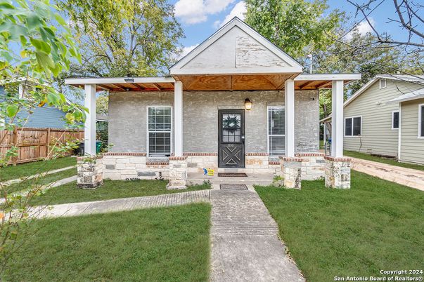 Exterior, Facade, Brick Facade, Ranch