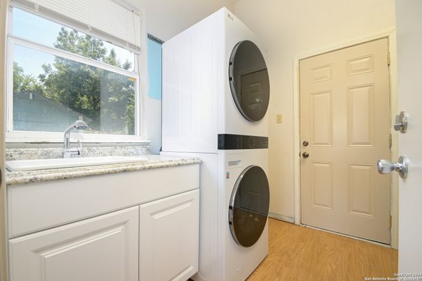 Interior, Utility Closets, Washer, Wood Texture Flooring