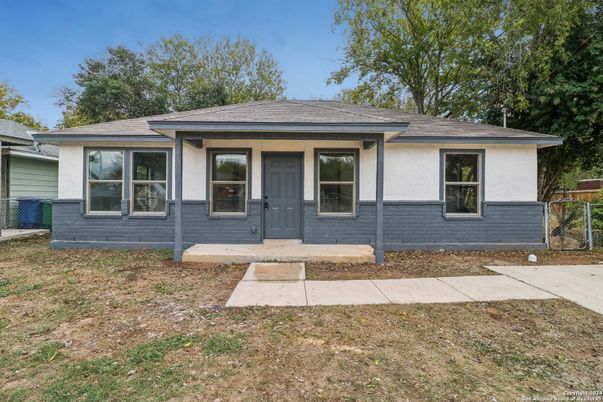 Exterior, Facade, Ranch