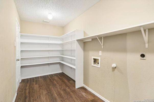 Interior, Walk-in Closets, Wood Texture Flooring