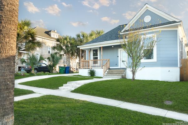 Backyard, Exterior, Facade, Queen Anne Victorian