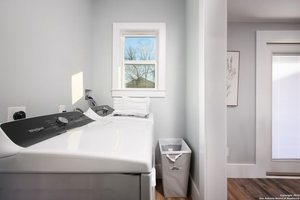 Interior, Washer, Wood Texture Flooring
