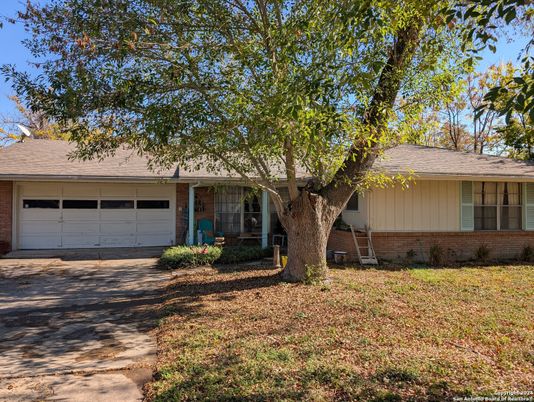 Attached, Exterior, Facade, Brick Facade, Ranch
