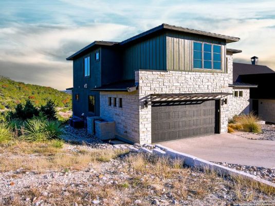 Attached, Exterior, Facade, American Craftsman