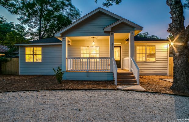 Exterior, Facade, American Craftsman