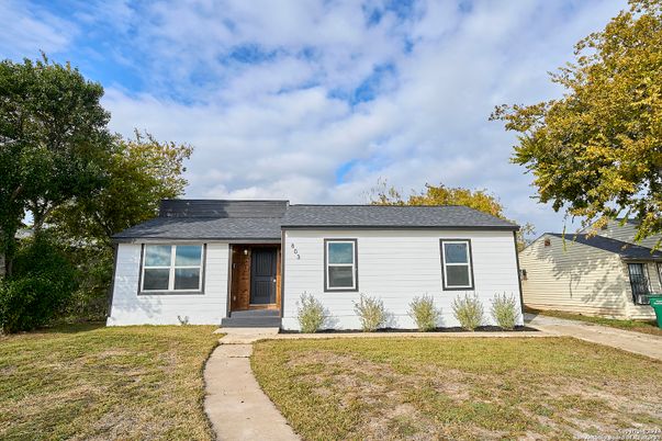 Backyard, Exterior, Facade, Ranch