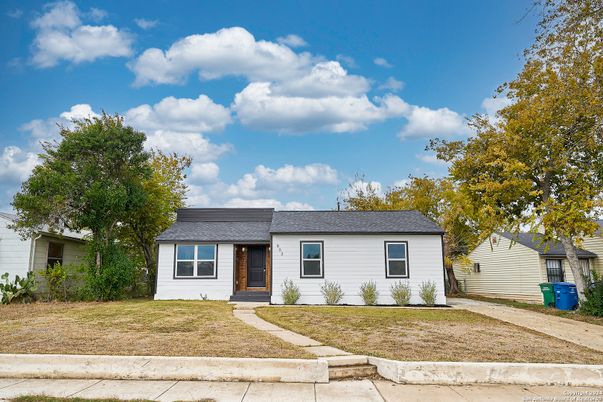 Exterior, Facade, Ranch