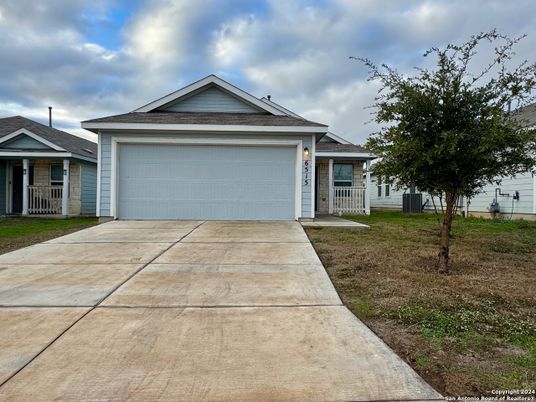 Attached, Exterior, Facade, Ranch