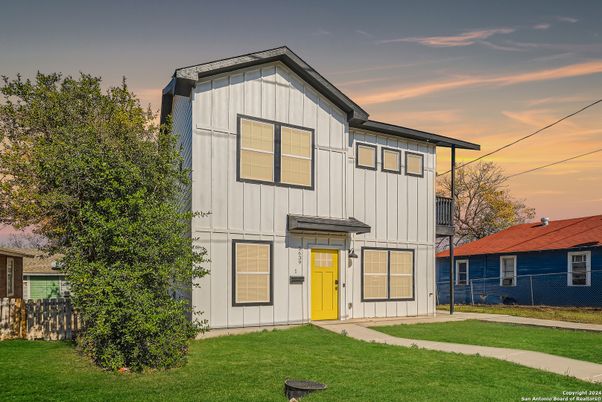 Backyard, Exterior, Facade, Farmhouse
