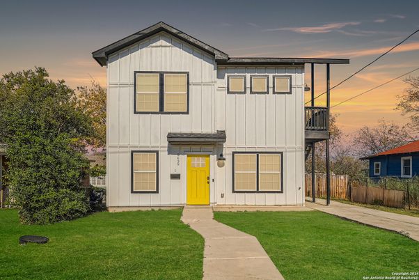Exterior, Facade, Farmhouse
