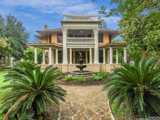 Exterior, Facade, Mediterranean