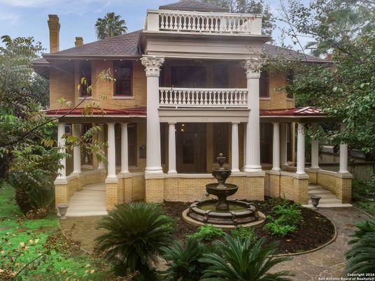 Exterior, Facade, American Foursquare