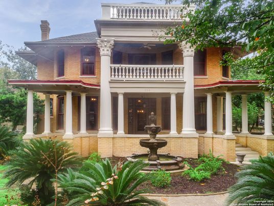 Exterior, Facade, American Foursquare