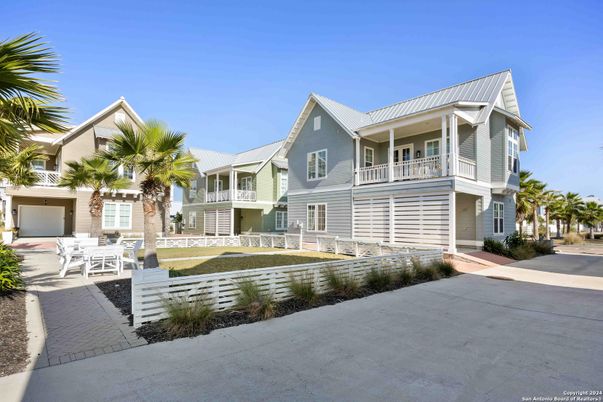 Attached, Backyard, Exterior, Facade, Queen Anne Victorian