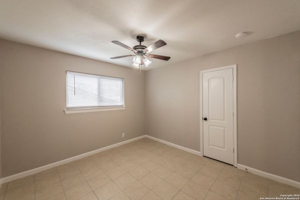 Empty room, Interior