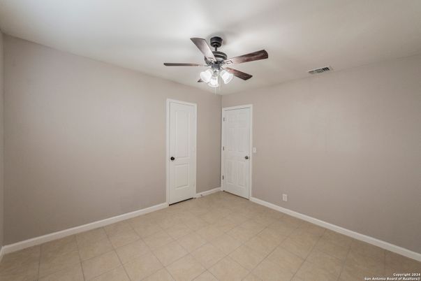 Empty room, Interior