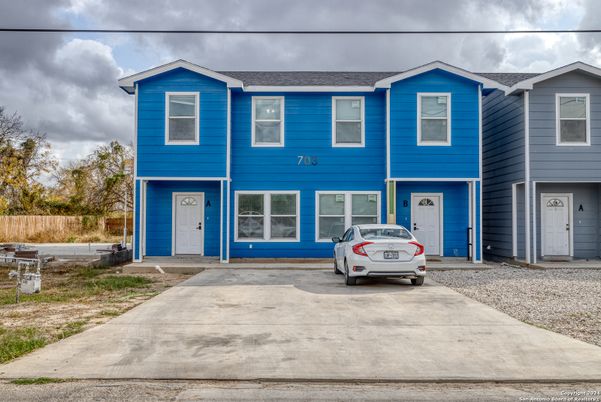 Exterior, Facade, Rowhouse