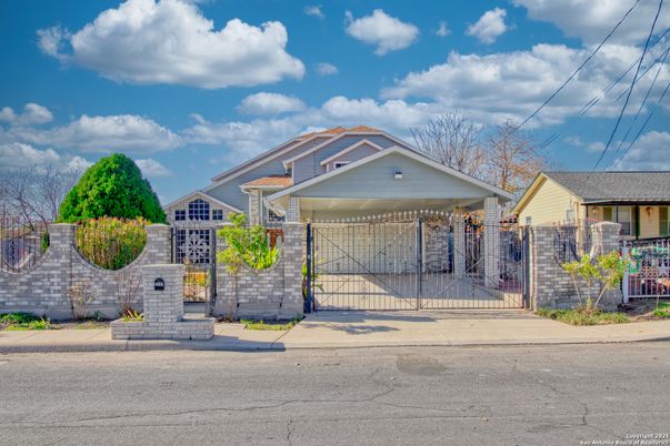 Exterior, Facade, Ranch