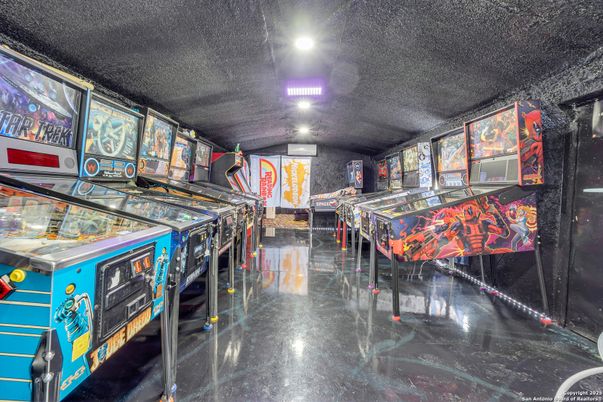 Game Room, Interior, Recessed Lighting