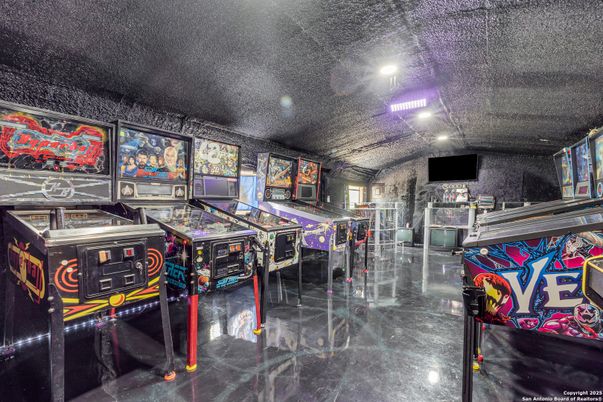 Game Room, Interior, Recessed Lighting