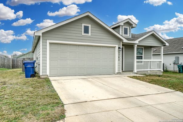 Attached, Exterior, Facade, American Craftsman