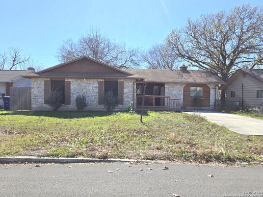 Backyard, Exterior, Facade, Brick Facade, Ranch