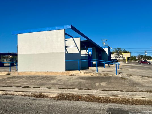 Exterior, Facade, Modern