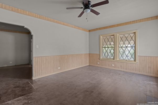 Empty room, Interior