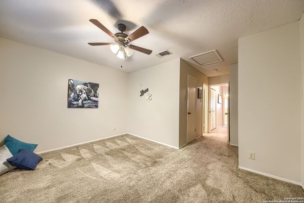 Empty room, Interior
