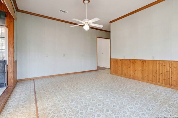 Empty room, Interior